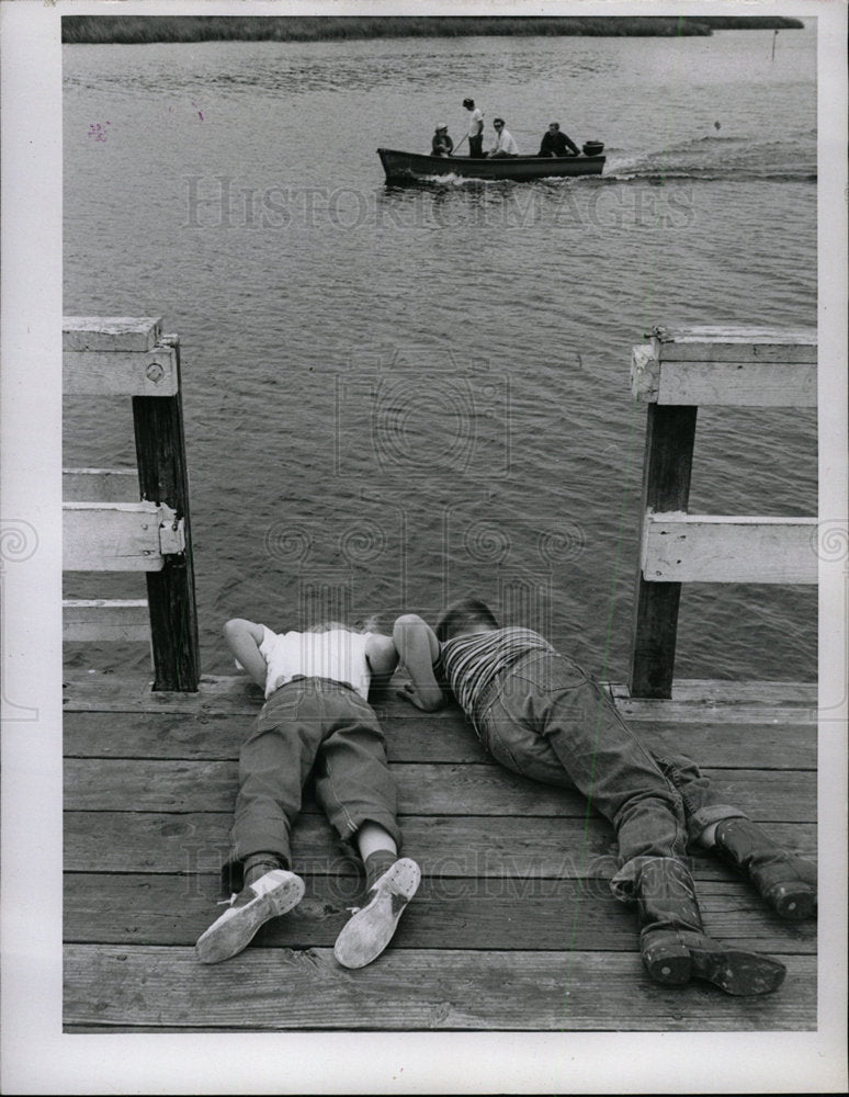 1958 Press Photo Kids Crabbing Dock - Historic Images