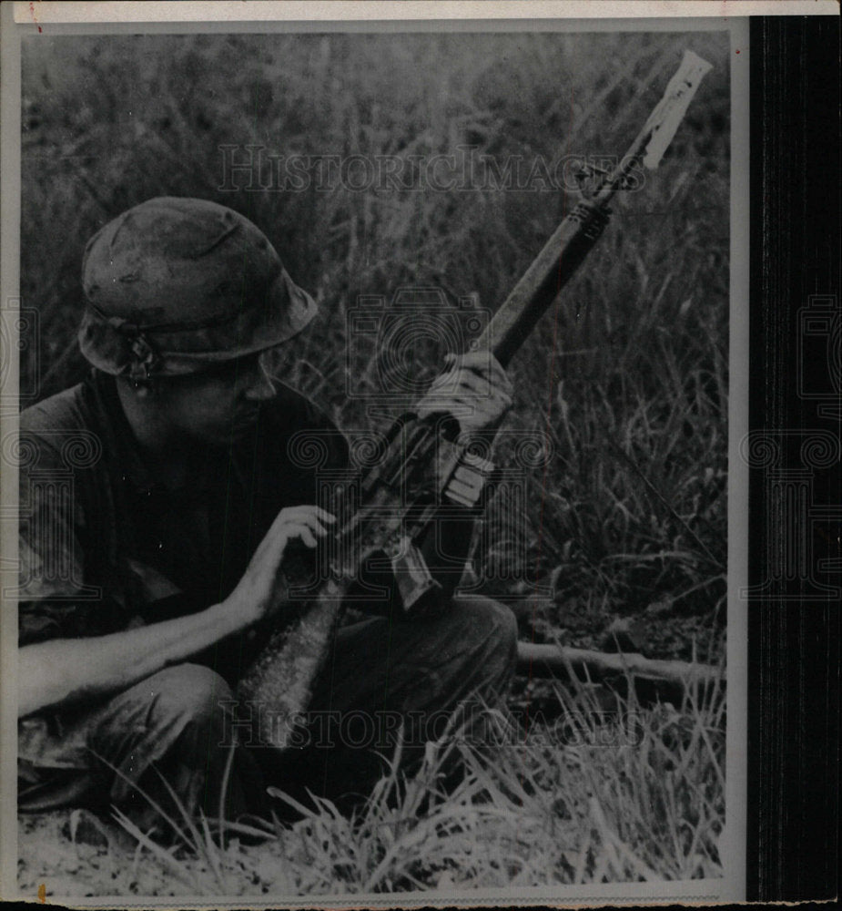 Press Photo M-16 military weapon - Historic Images