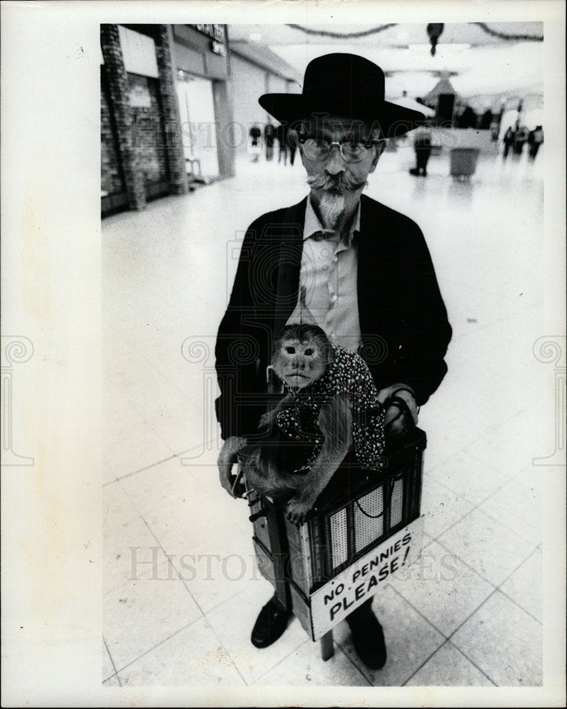 1974 Press Photo Monkey Prances Music - Historic Images