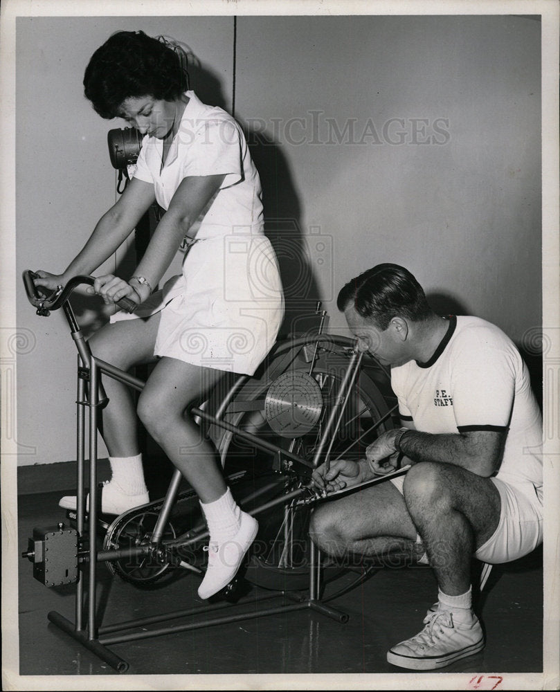 Press Photo Gail Jones FSU Physical Education Lab Fla - Historic Images