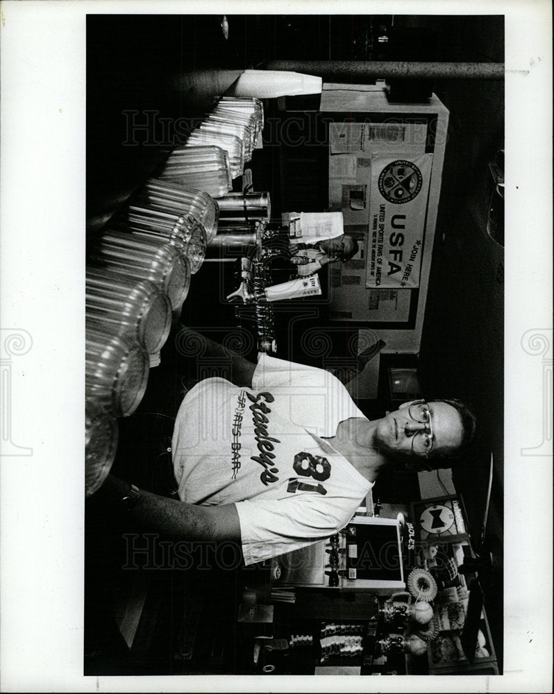 1990 Press Photo Stanley in his sports bar - Historic Images