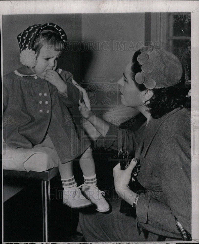 1953 Press Photo MRS. MARTHA BATISTA SUSAN UPDIKE - Historic Images