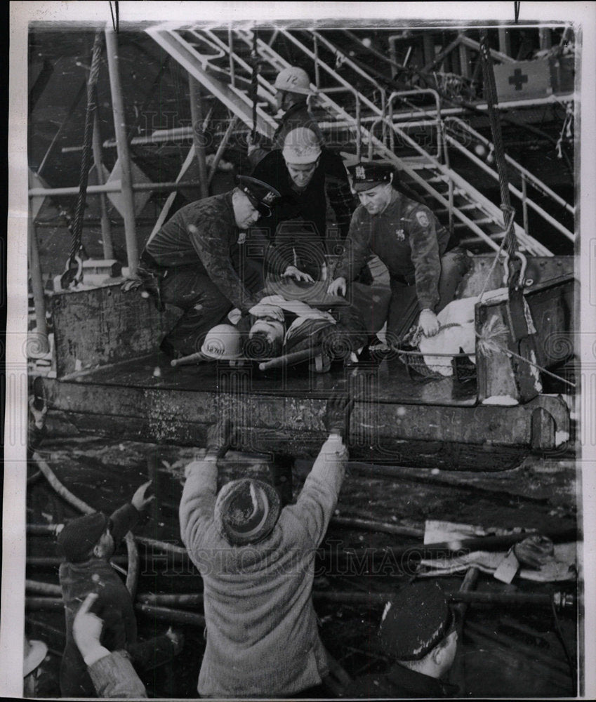 1960 Press Photo Policemen injured man workman rescuers - Historic Images