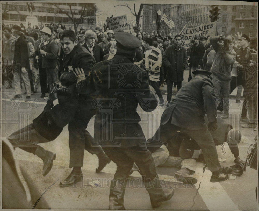 1969 Press Photo Anti-war Demonstrators Parade Police - Historic Images