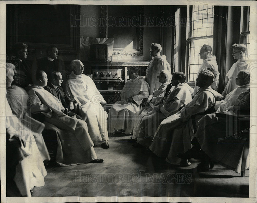 1931 Press Photo Fathers Listen First Broadcast of Pope - Historic Images