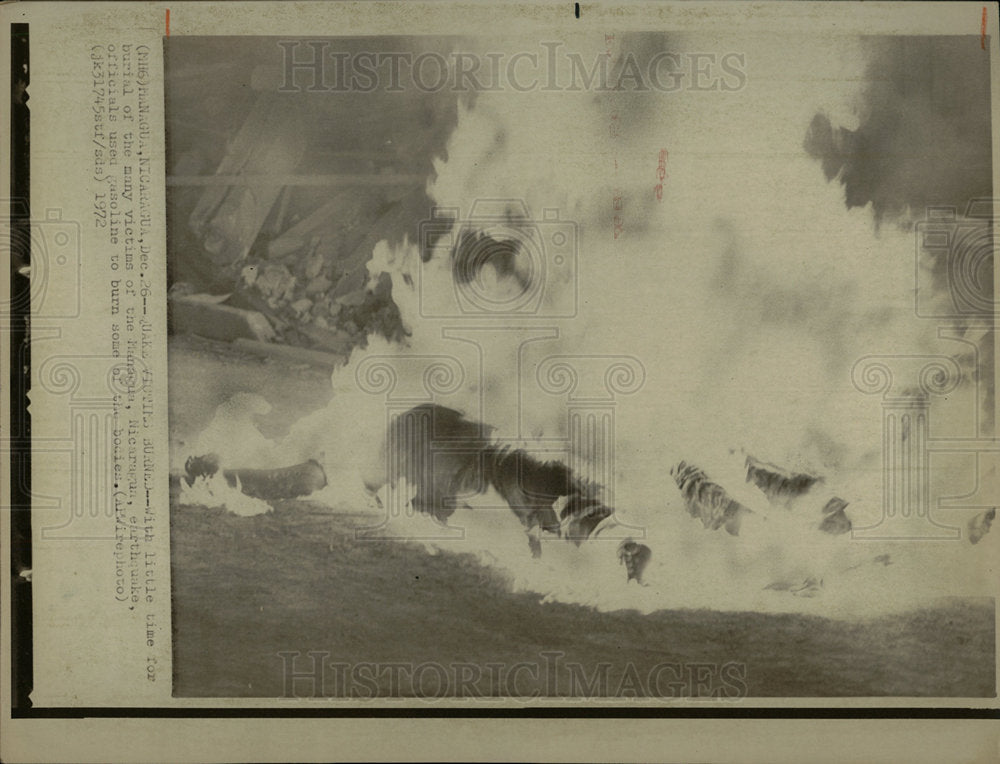 1972 Press Photo burial victims Managua earthquake - Historic Images