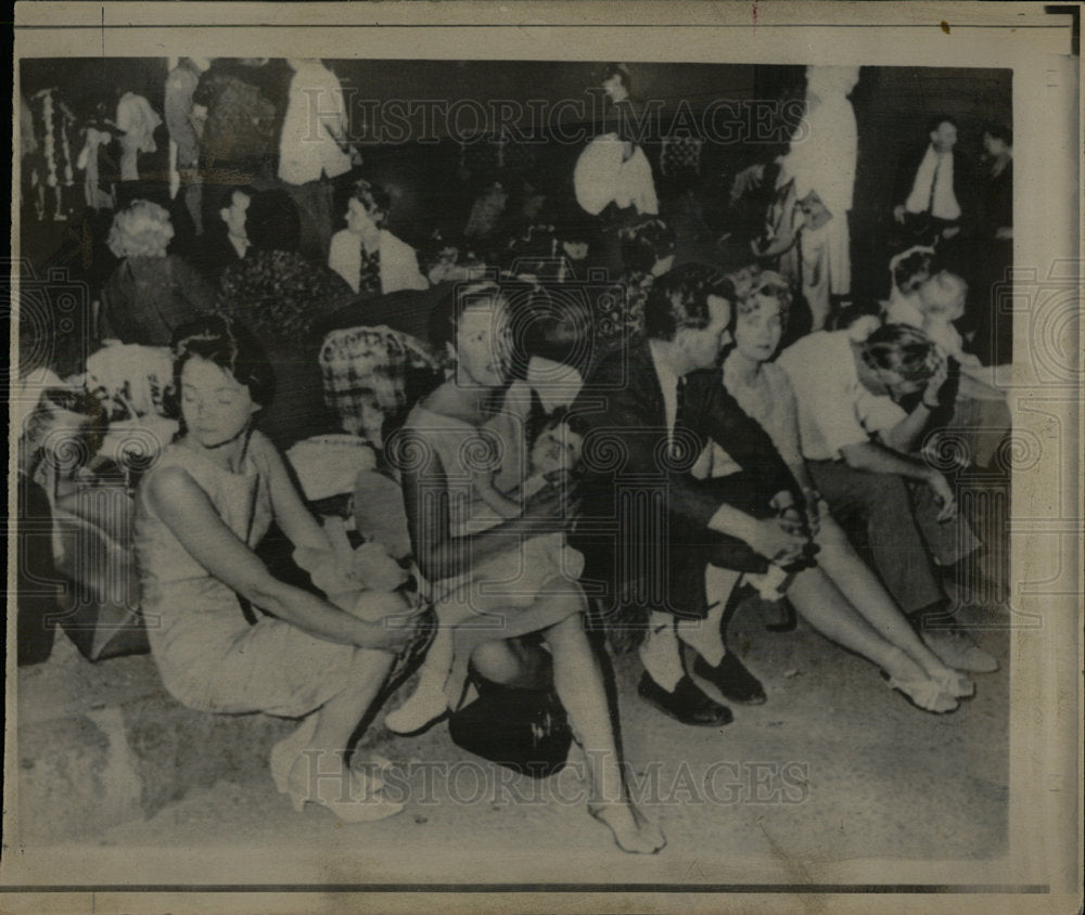 1967 Photo British Families Await Evacuation From Cairo - Historic Images