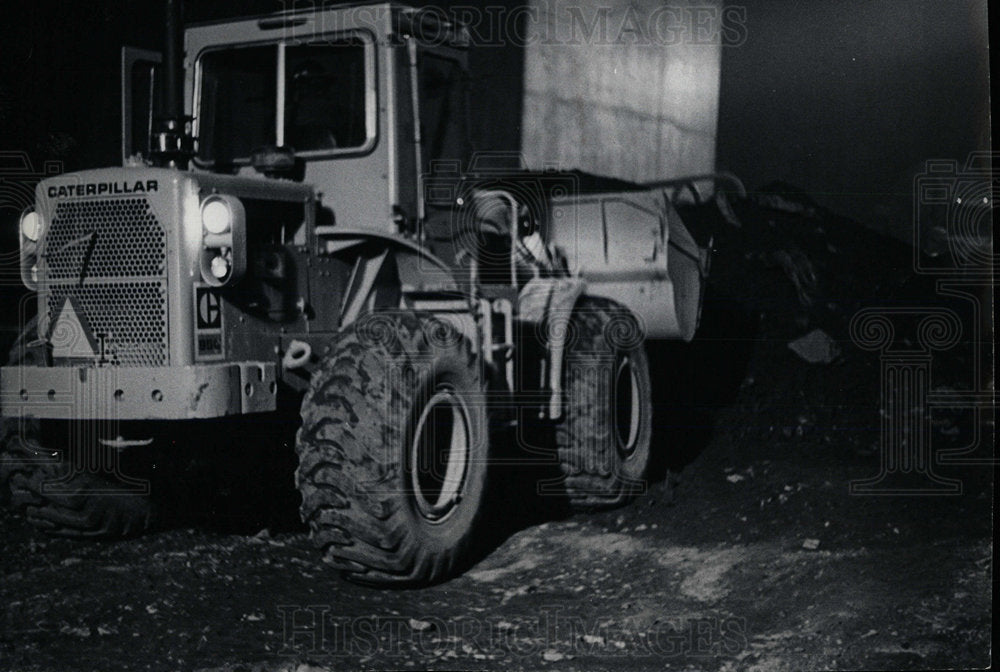 1981 Press Photo Front end loader works in mine in Unio - Historic Images