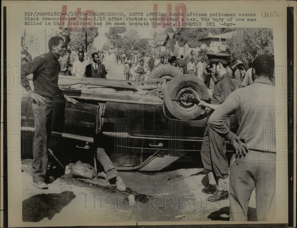 1976 Press Photo Demonstrators Overturn Car - Historic Images