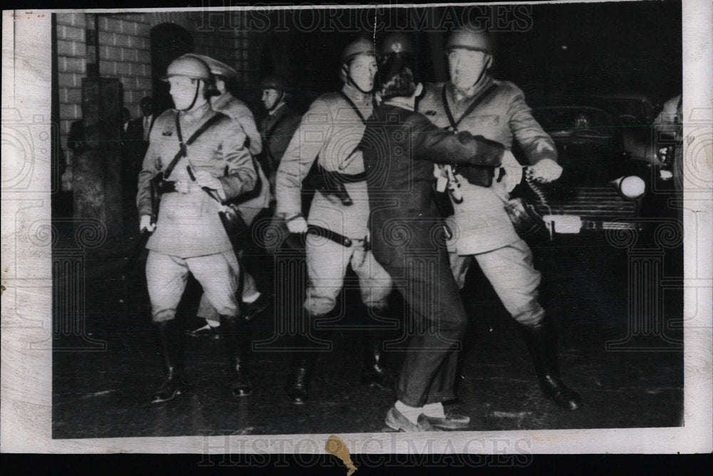 1958 Press Photo Peruvian Guards Seize Jose Martinez - Historic Images