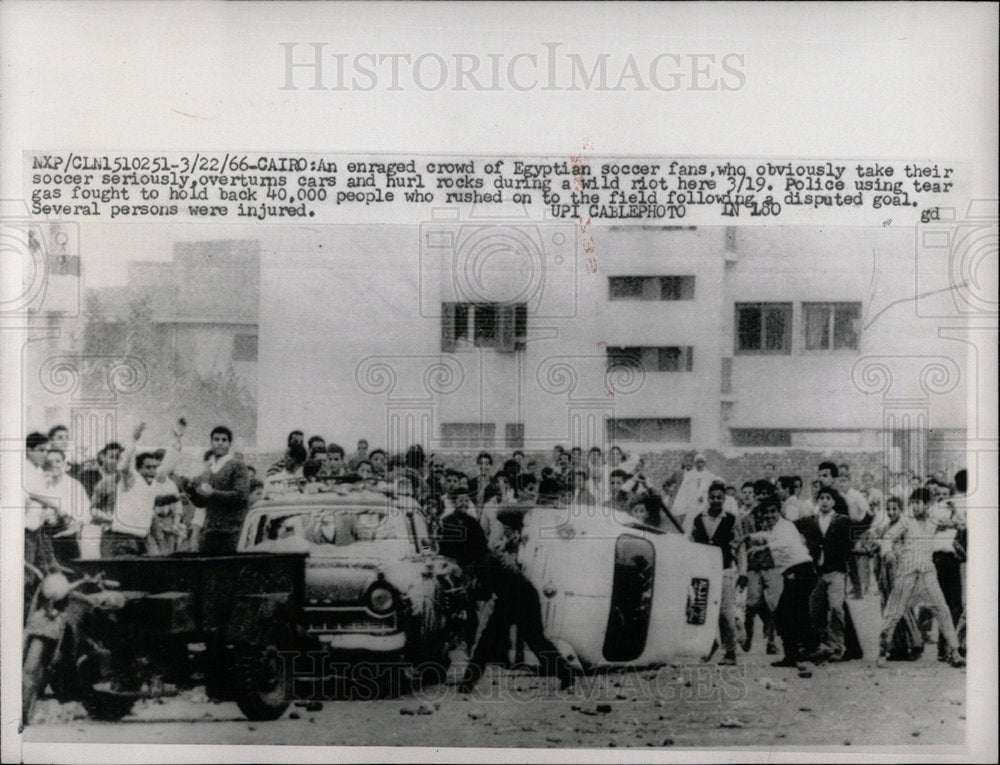 1966 Press Photo Egyptian soccer fans overturns cars - Historic Images