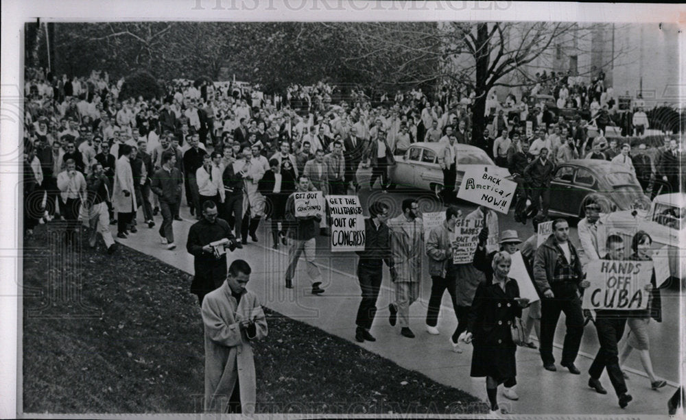 1962 Press Photo Demonstrators Carrying Pro-Cuban Sign - Historic Images