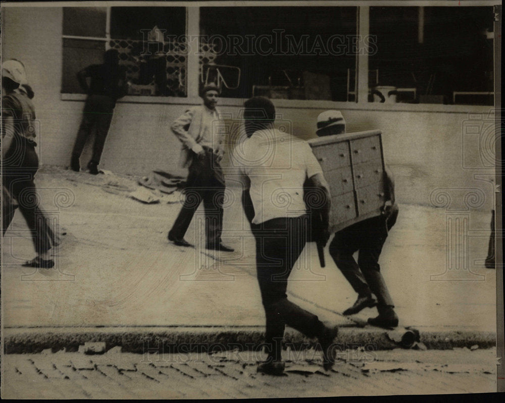 1967 Press Photo Two men carry furniture during riot - Historic Images