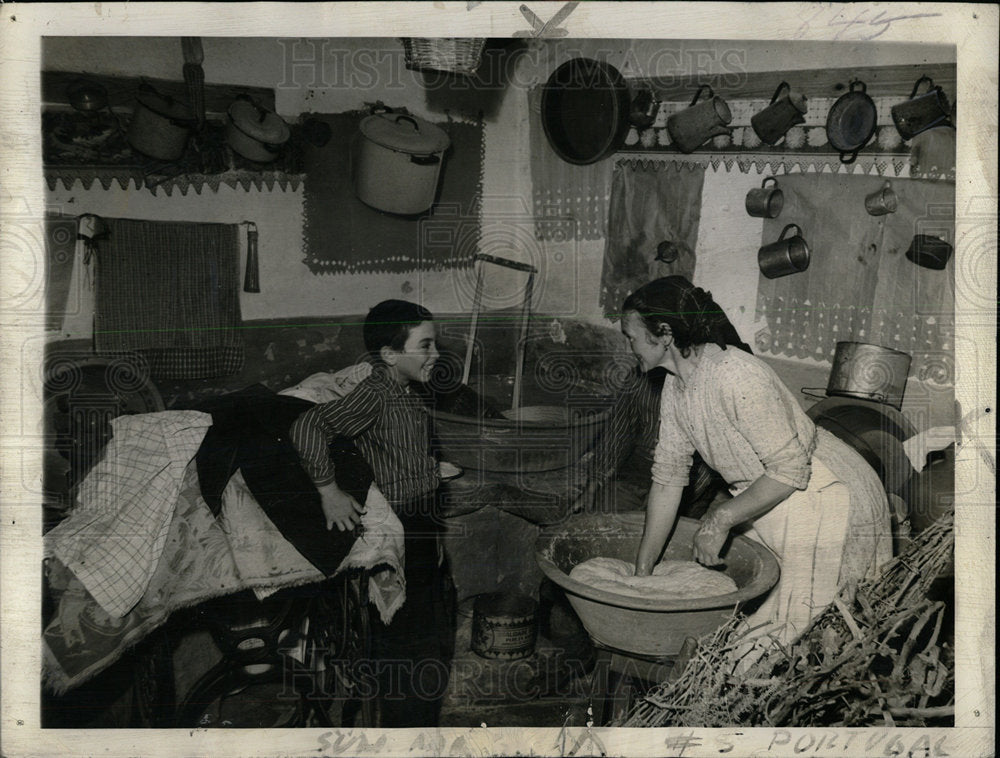 1942 Press Photo Manuel Alexandre&#39;s farm and family - Historic Images
