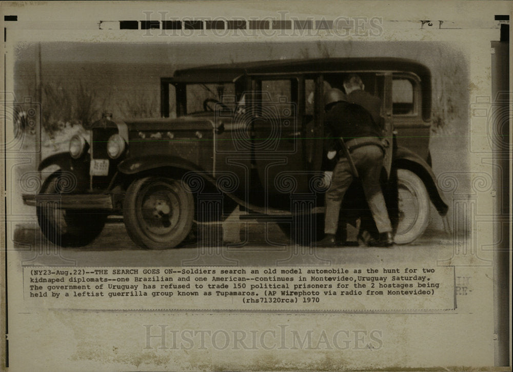 1970 Press Photo Uruguay soldiers search for kidnapped - Historic Images