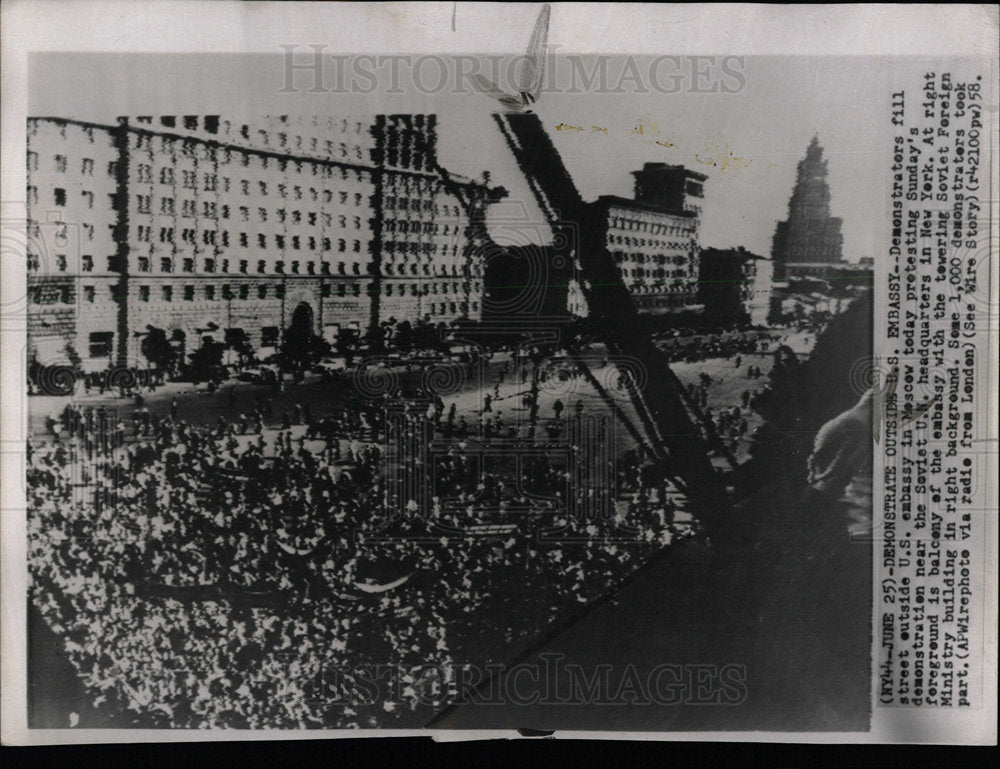 1958 Press Photo U.S. Embassy Moscow Demonstration Riot - Historic Images