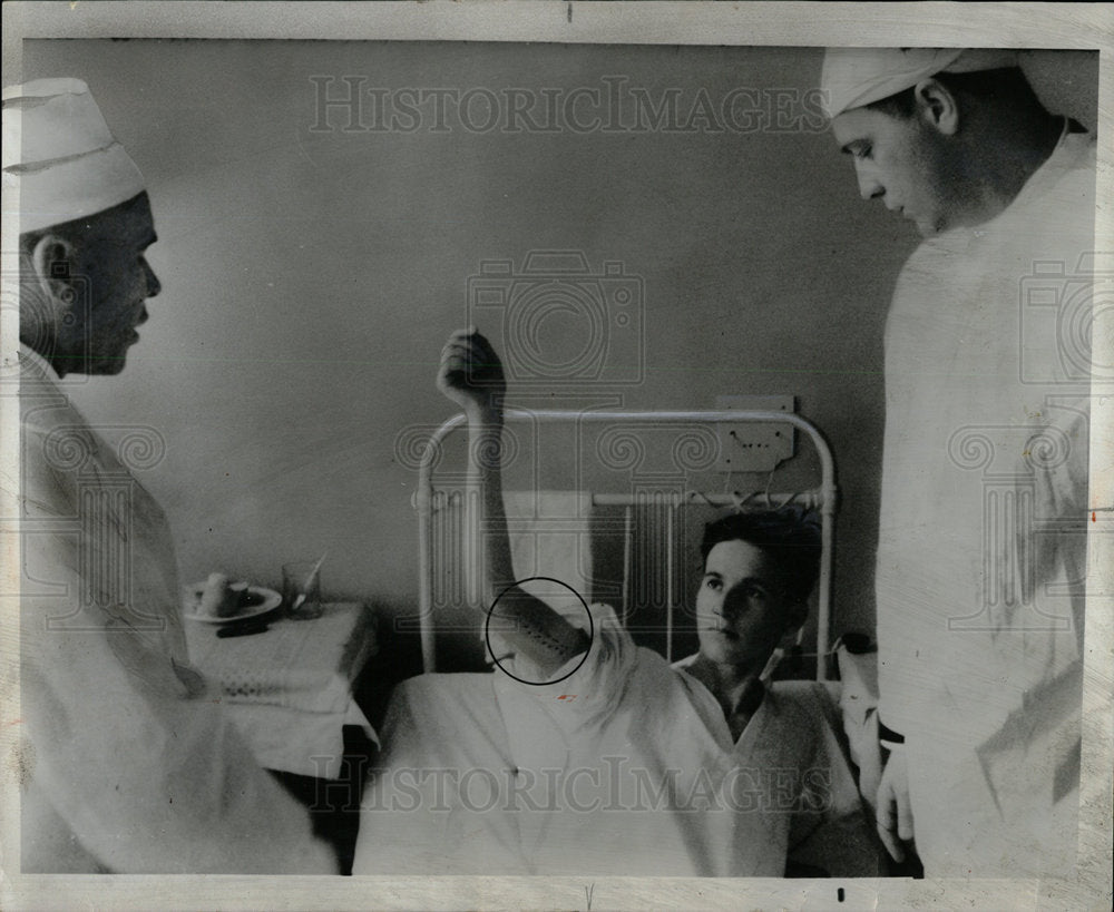 1964 Press Photo Russian Stapler Closes Arm-Incision - Historic Images