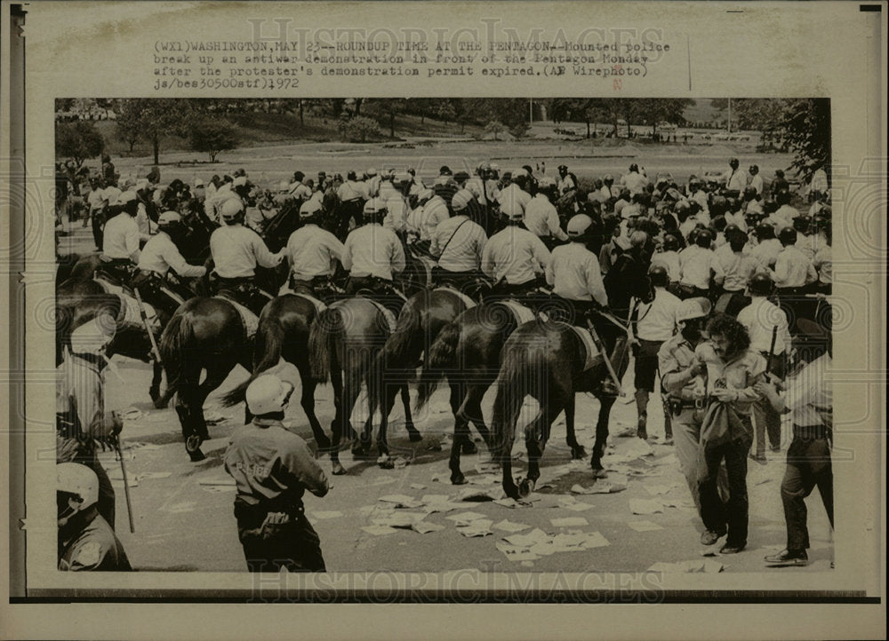 1972 Press Photo Mounted Police Push Back Demonstrators - Historic Images