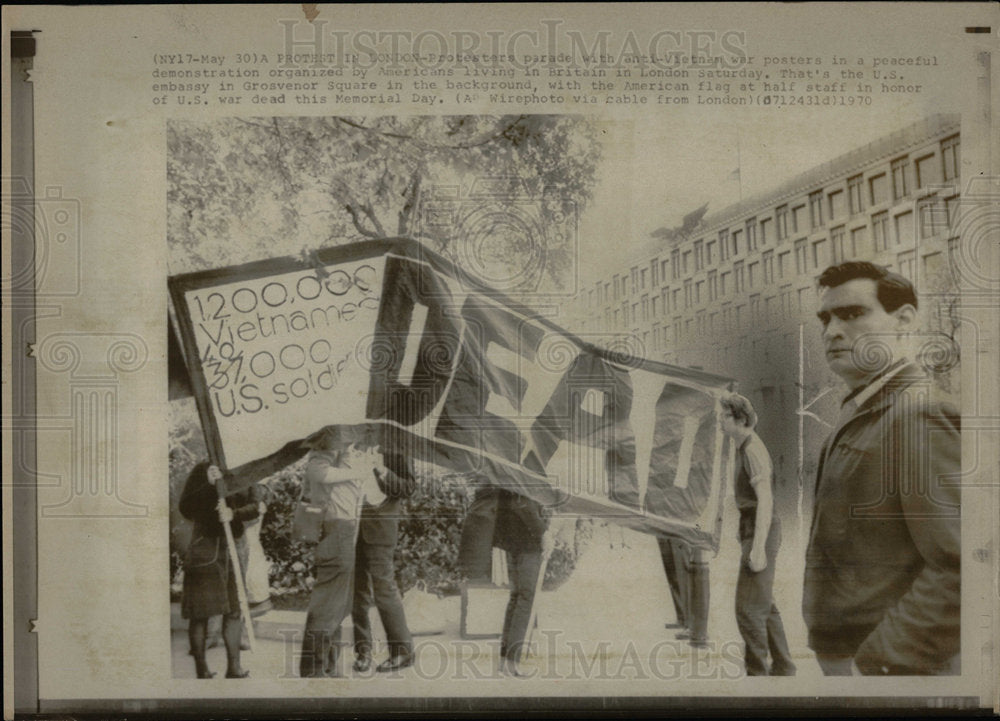 1970 Press Photo Protesters in London against Vietnam - Historic Images