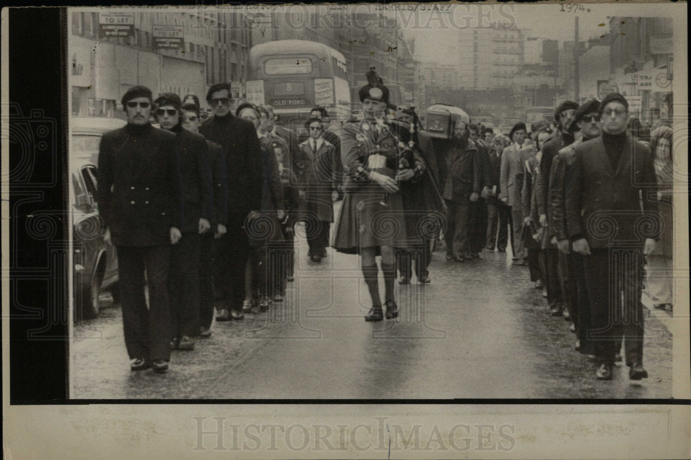 1974 Press Photo IRA mourners wearing black berets - Historic Images