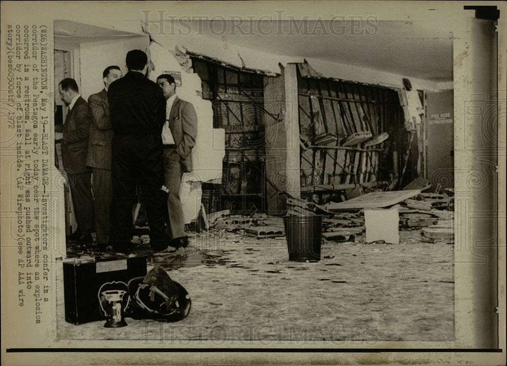 1972 Press Photo Investigators confer in a corridor - Historic Images