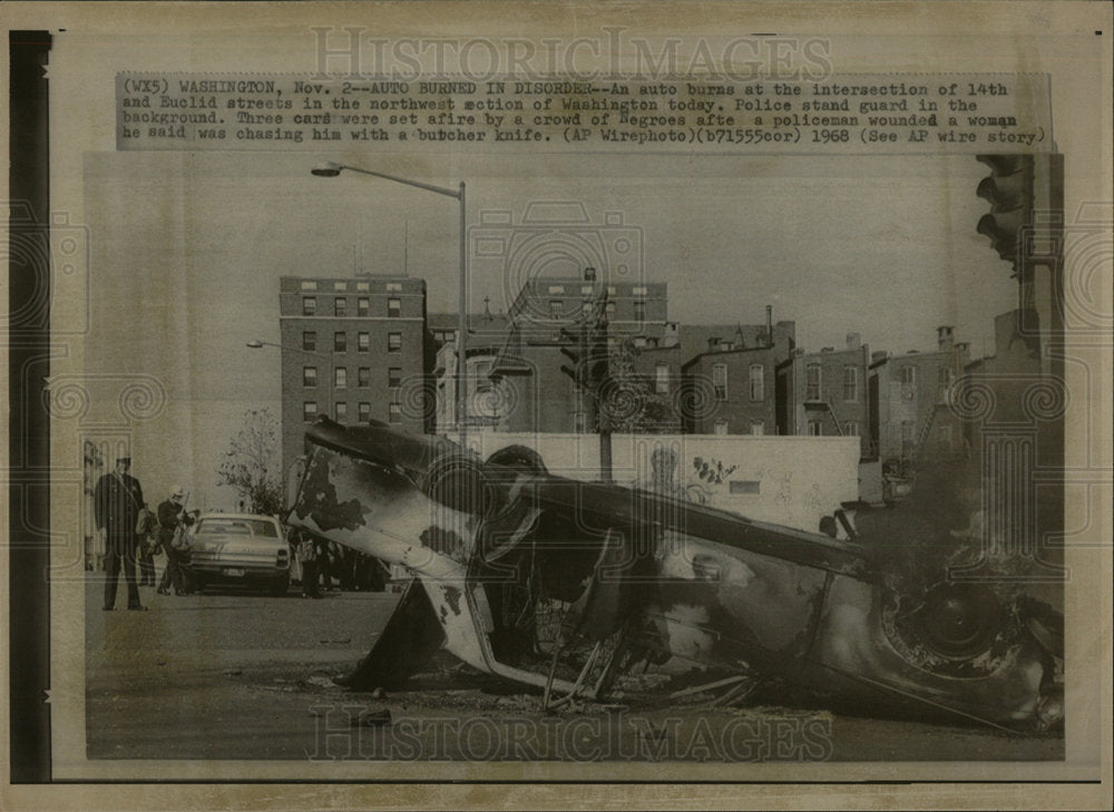 1968 Press Photo Auto burned at intersection by rioters - Historic Images