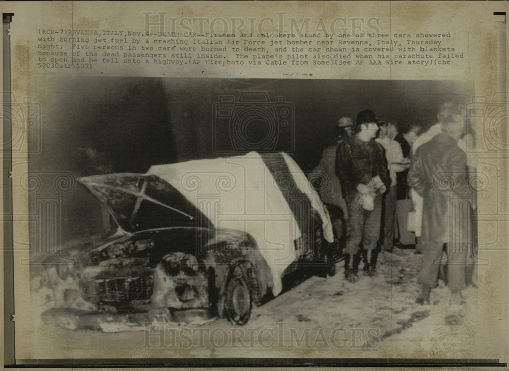 1971 Press Photo Air Force Jet Bomber Crash Burned Car - Historic Images