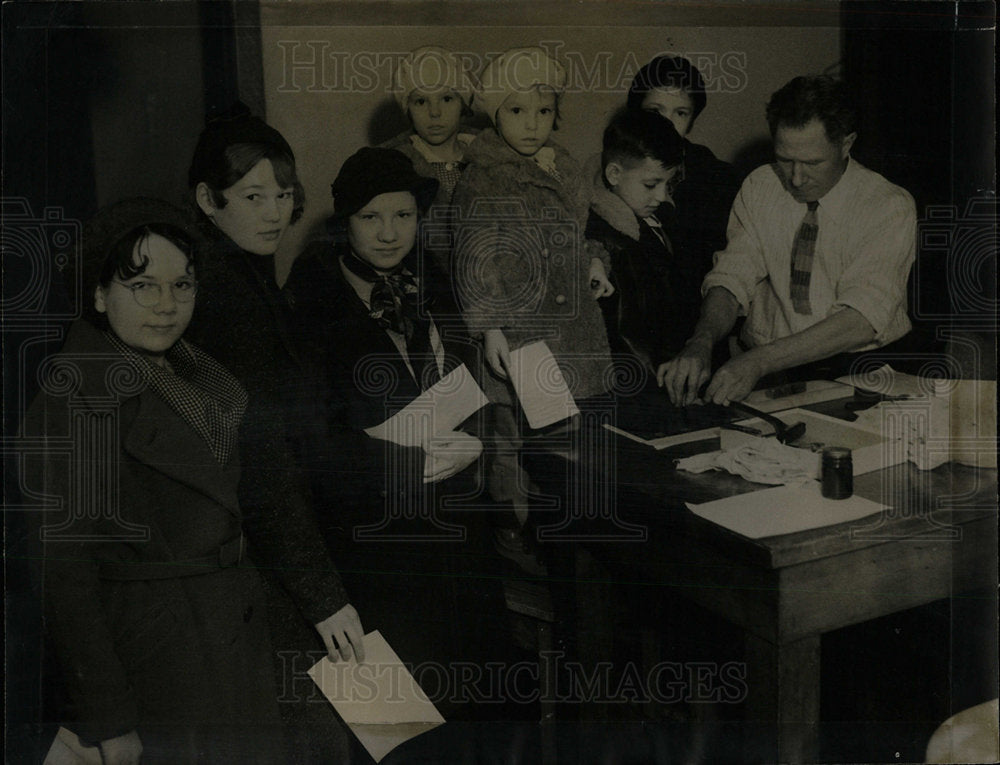 1933 Press Photo FingerPrinting Identification - Historic Images