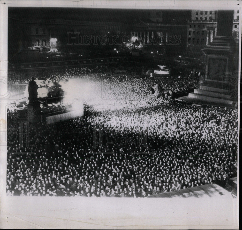 1951 Press Photo Britons Jam Square Trafalgar London - Historic Images