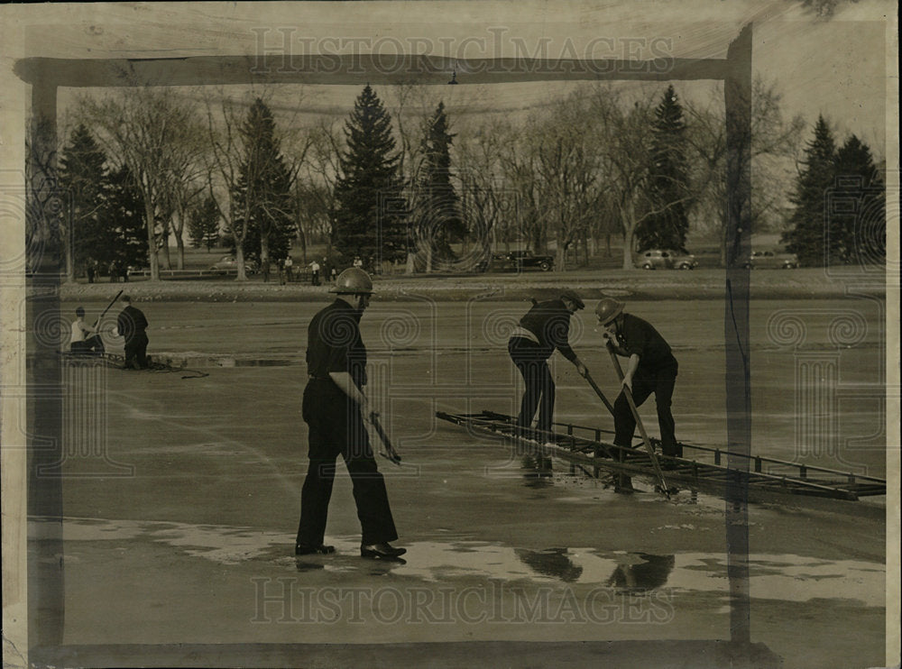 1940 Press Photo Denver City Park Boy Drowning Ice Lake - Historic Images