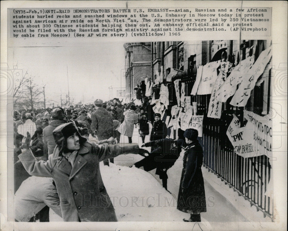 1965 Press Photo Students Riot US Embassy Moscow - Historic Images