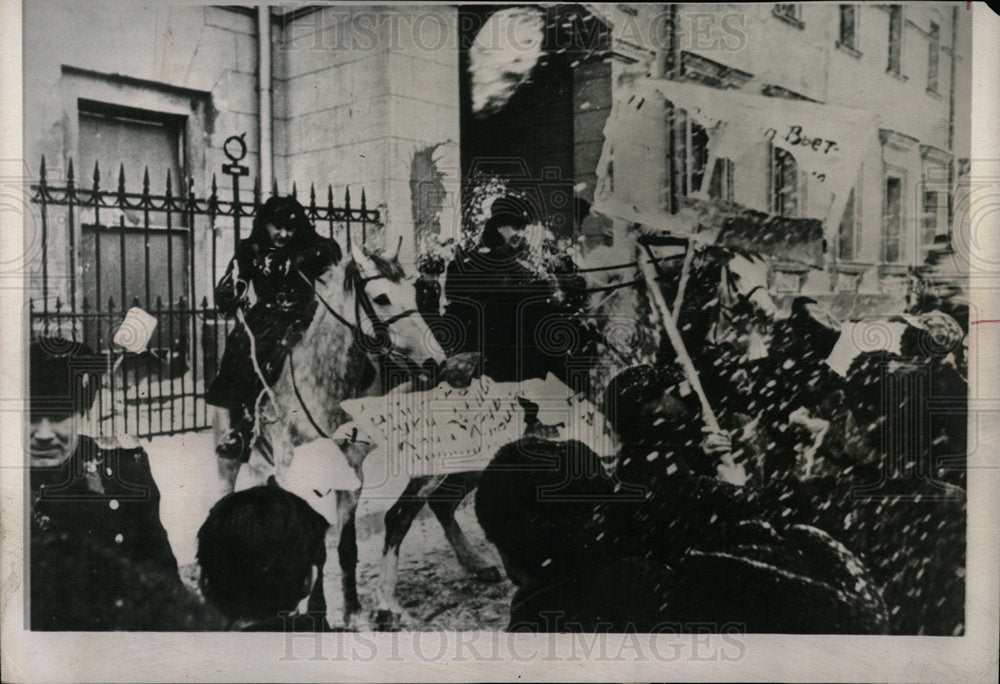 1965 Press Photo Moscow American Embassy Attack Student - Historic Images