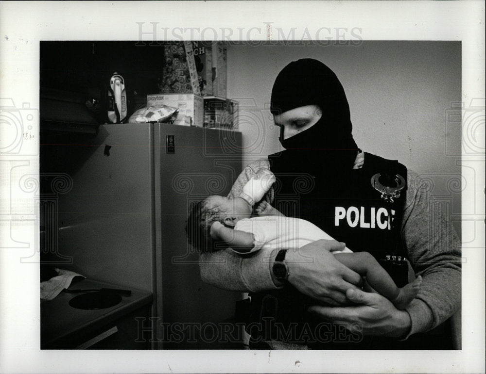 1992 Press Photo Undercover Aurora Police Quiets Baby - Historic Images