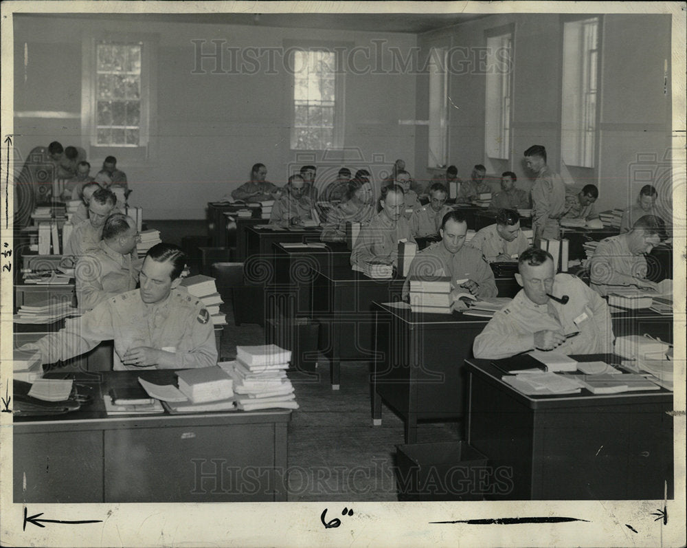 1942 Press Photo Air Force Studying - Historic Images