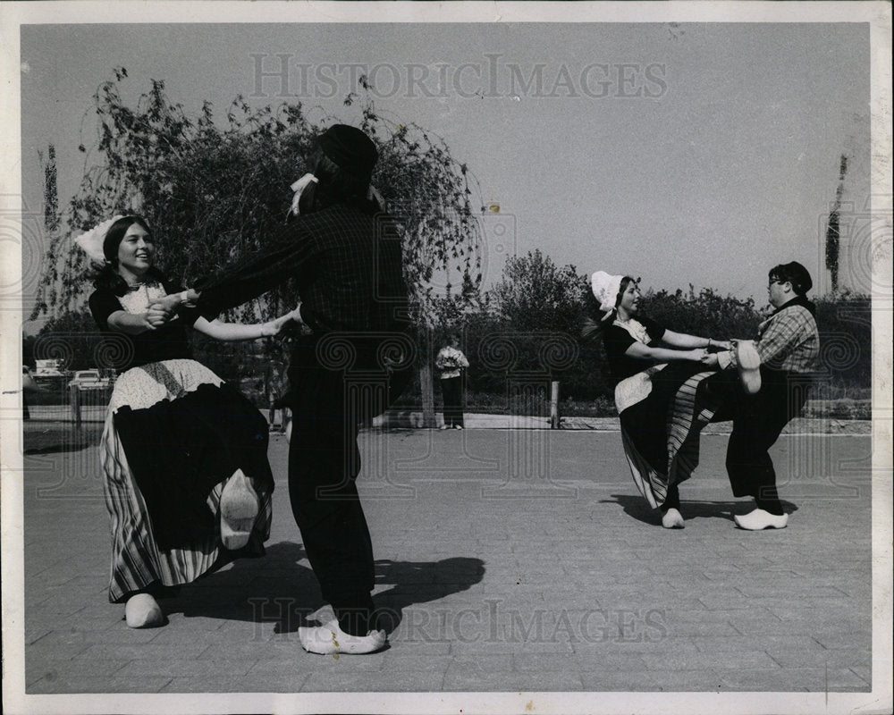 1971 Press Photo Klompen Dance Tulip Festival Michigan - Historic Images