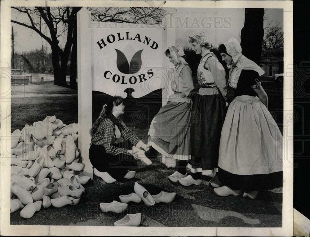 1960 Press Photo Klompen Dancers Tulip Festival Holland - Historic Images