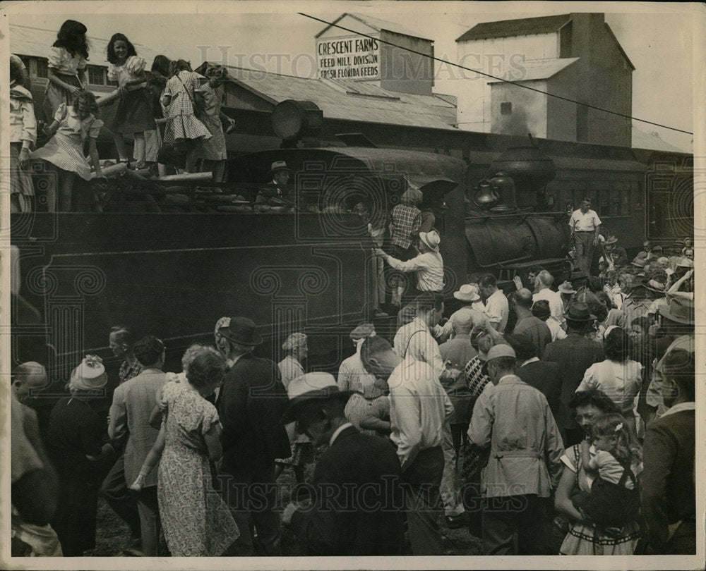 1949 Press Photo Crowd Wood Burning Train Engine - Historic Images