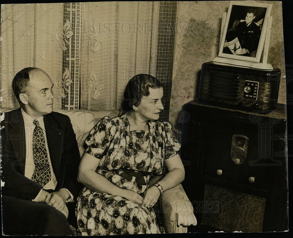 1942 Press Photo Mr. and Mrs. George Williams Radio - Historic Images