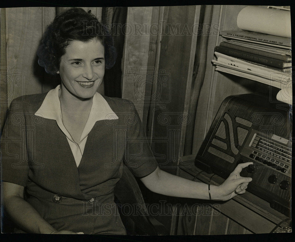 1942 Press Photo Radio Sets - Historic Images