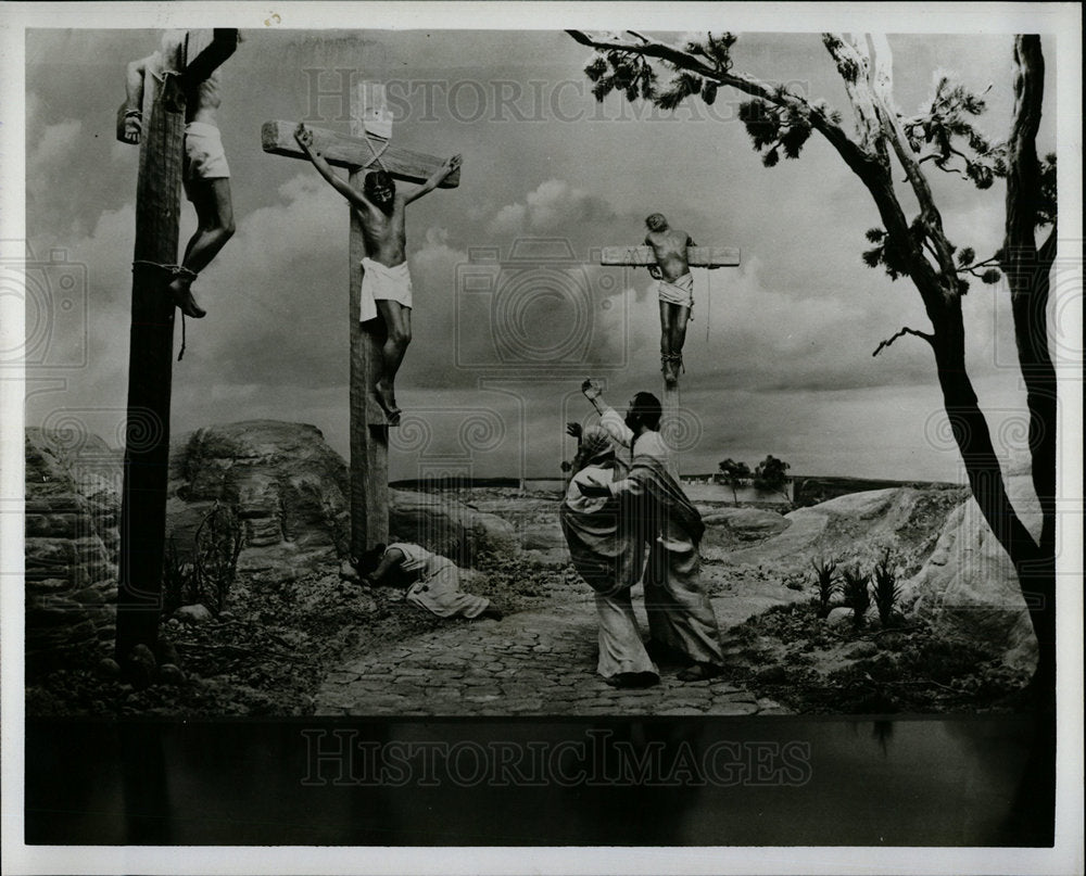 Press Photo diorama of crucifixion by Paul Cunningham - Historic Images