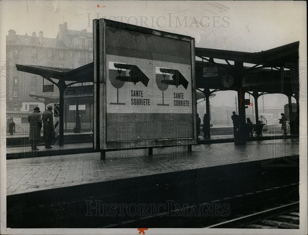 1961 Press Photo Railway Station Sign French Drinking - Historic Images