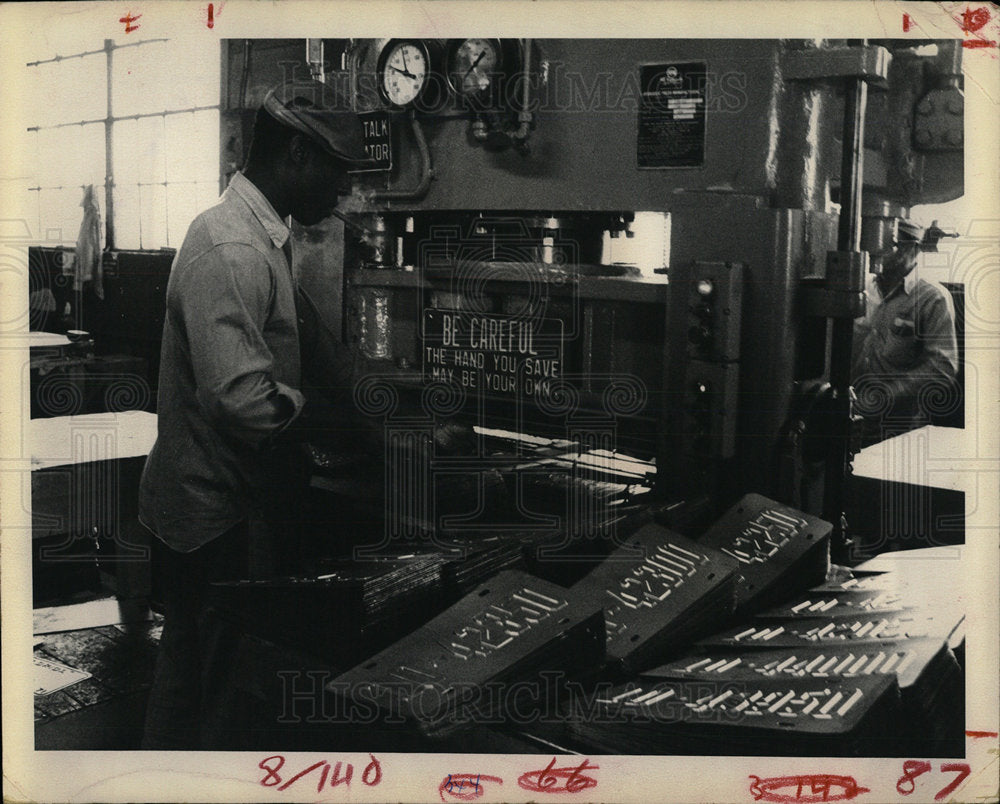 1971 Press Photo Prison Inmate Making License Plates - Historic Images