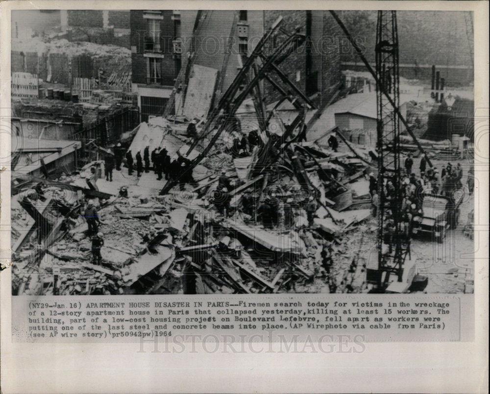 1964 Press Photo Fireman seareli Paris collapsed - Historic Images