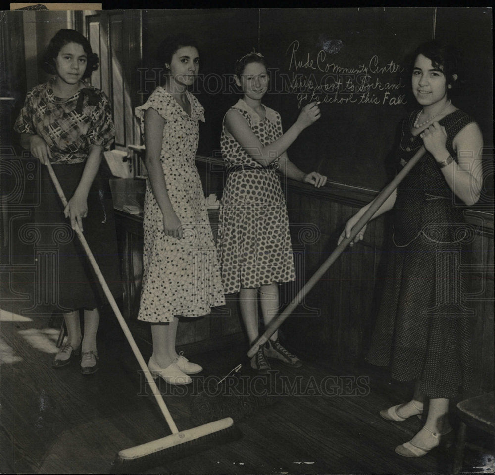 1933 Press Photo Clean Up At Rude Community Center - Historic Images