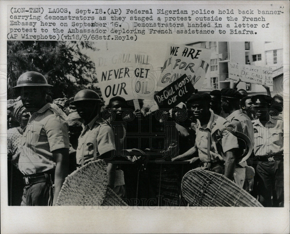 1968 Press Photo Nigerian Police Protest French Embassy - Historic Images