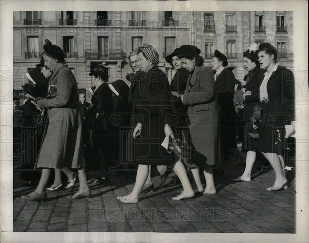 1945 Press Photo Barefoot Women Procession Virgin Paris - Historic Images