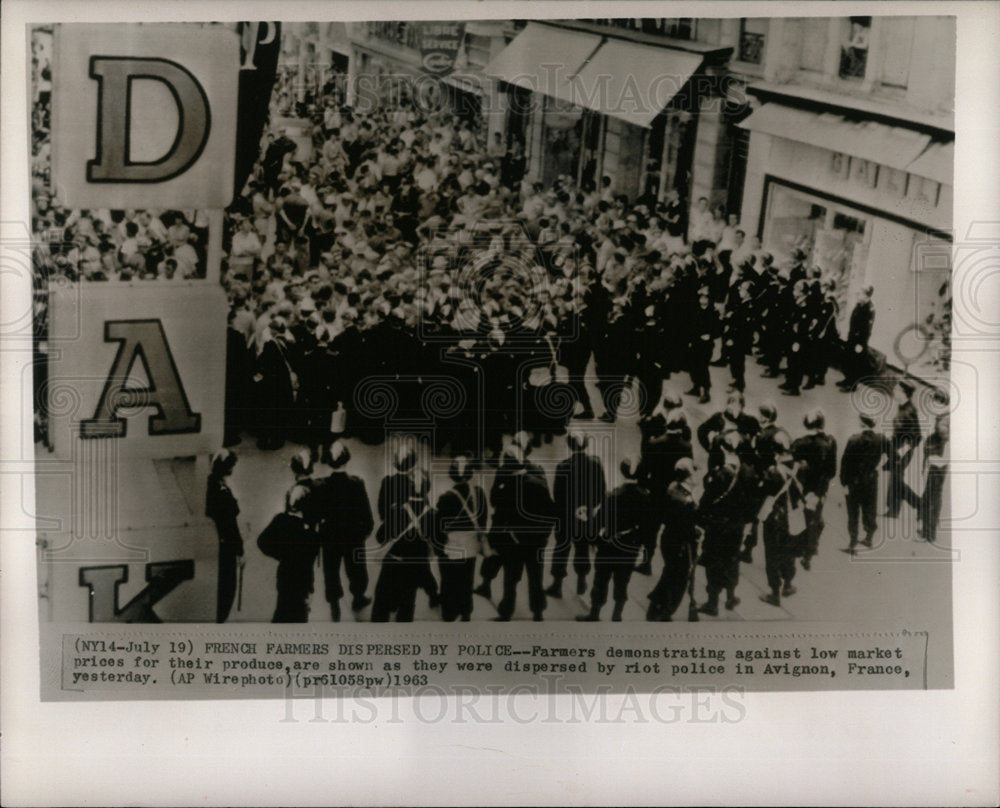 1963 Press Photo Farmers Protest Prices Avignon France - Historic Images