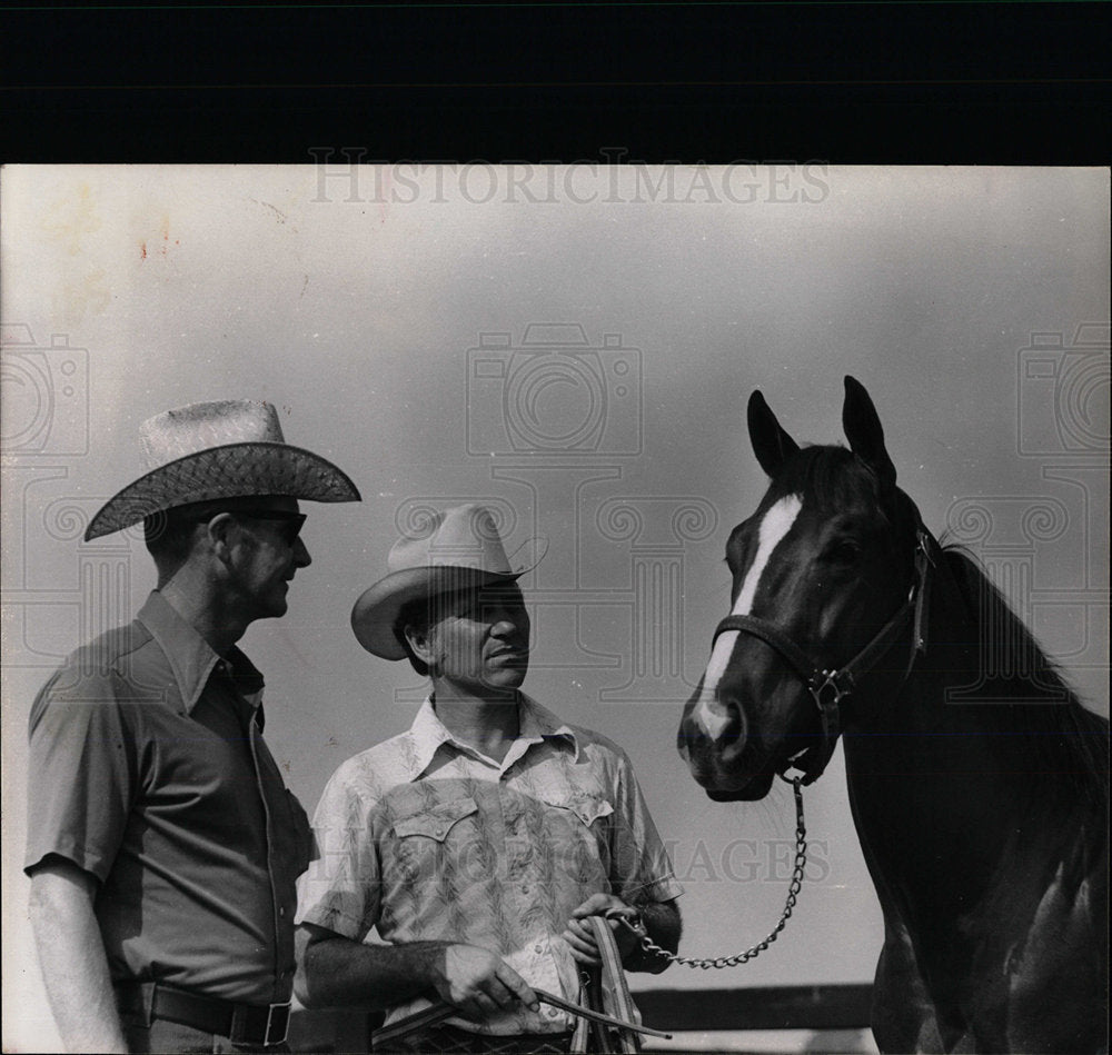 1975 Press Photo Trainer Lloyd J Romero &amp; Rockets Magic - Historic Images