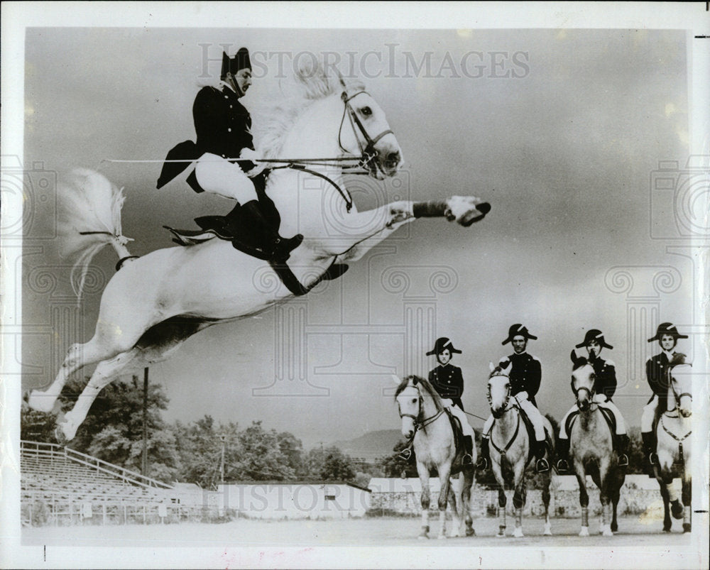 1981 Press Photo Lipizzan Horses Doing Air Above Ground - Historic Images