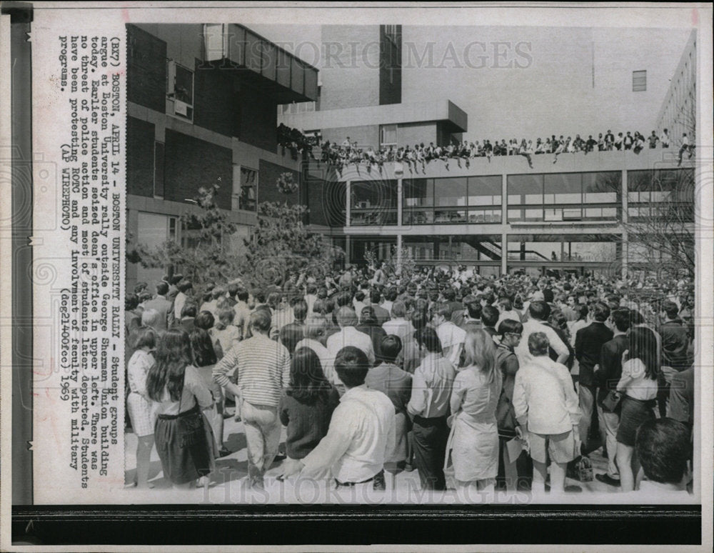 1969 Press Photo Boston University Student ROTC Protest - Historic Images